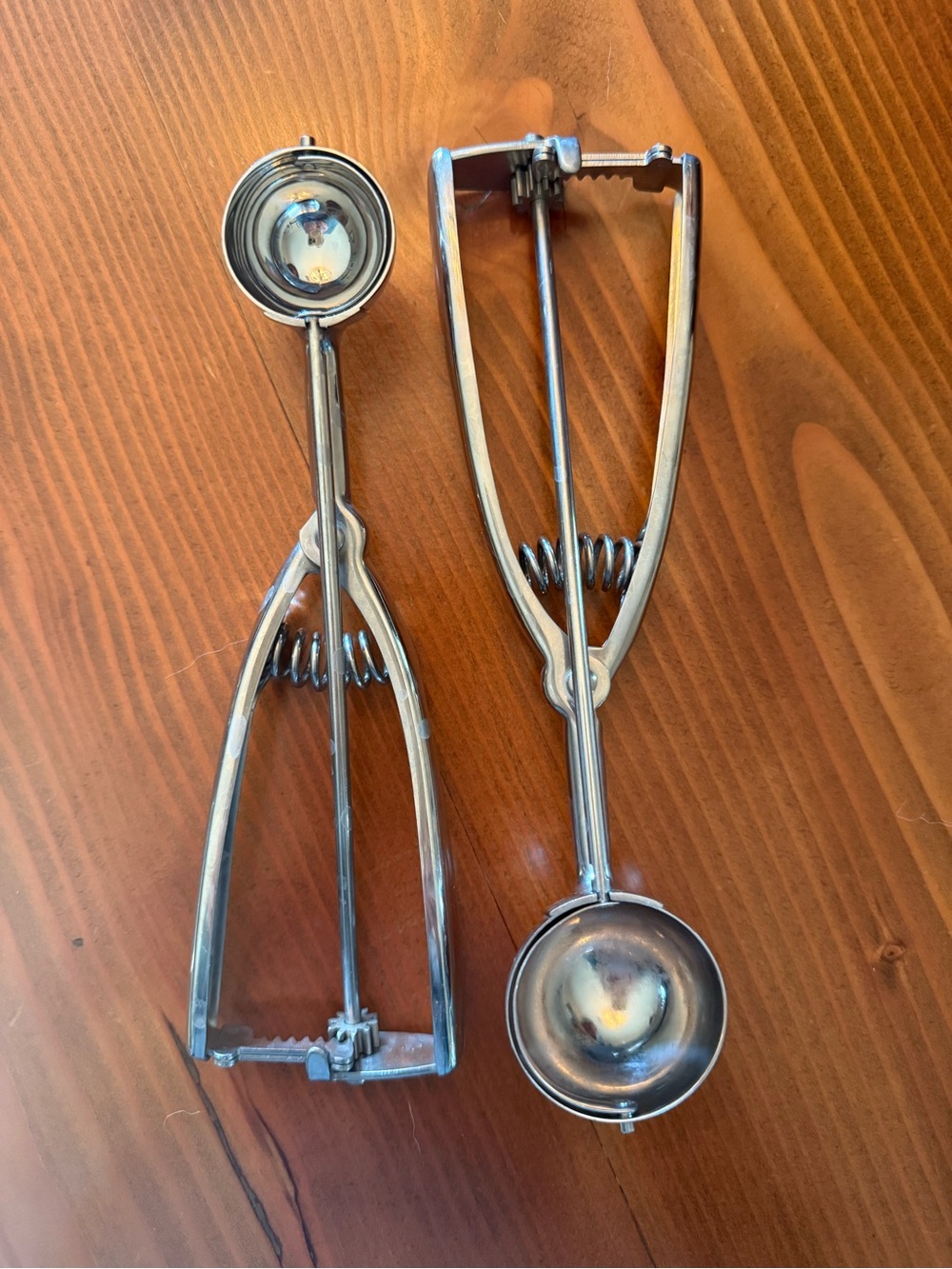 The Pampered Chef small and medium  Steel Spring-Action scoops